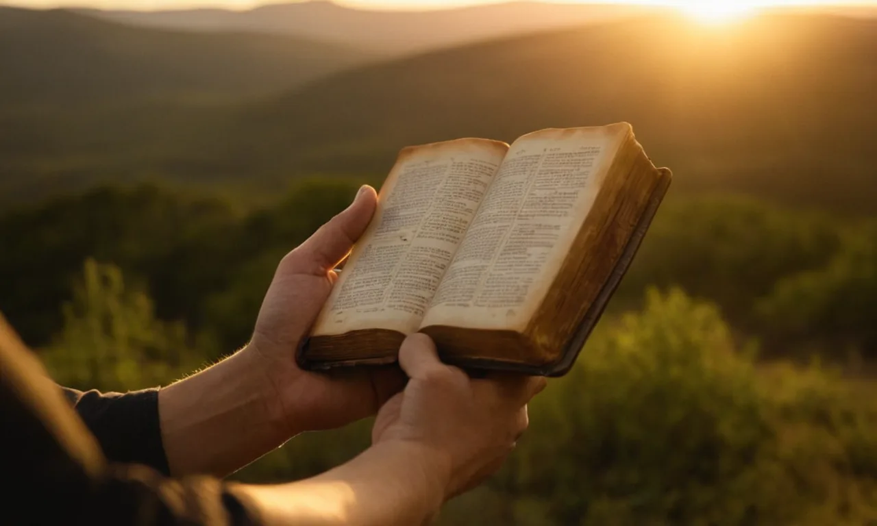 Una persona que sostiene una Biblia con una luz cálida y un fondo pacífico.