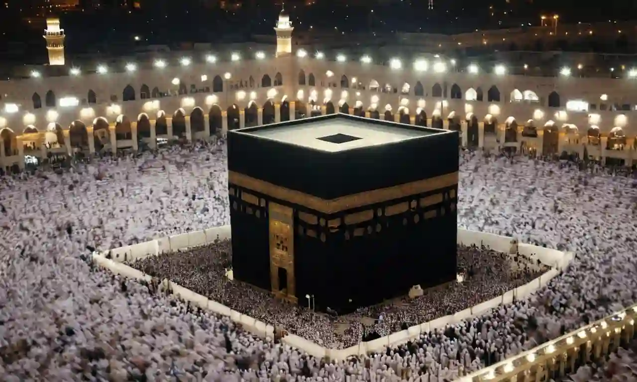 Una silueta de la Kaaba en Meca, con antigua caligrafía árabe y mapas que la rodean.