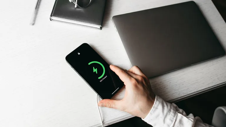 ¿Cuánto cuesta cargar un smartphone durante un año?