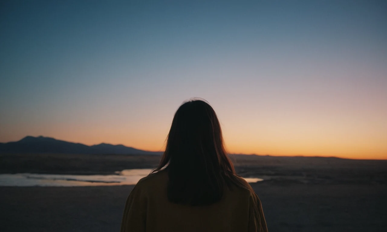 Una persona que reflexiona sobre sus emociones, rodeada de sutiles indicios de pérdida y anhelo.