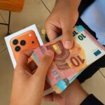 Engaño del iPhone 17 Pro en Barcelona y el timo del sobre