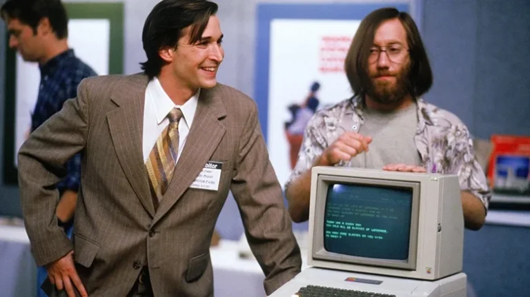 Noah Wyle como Steve Jobs