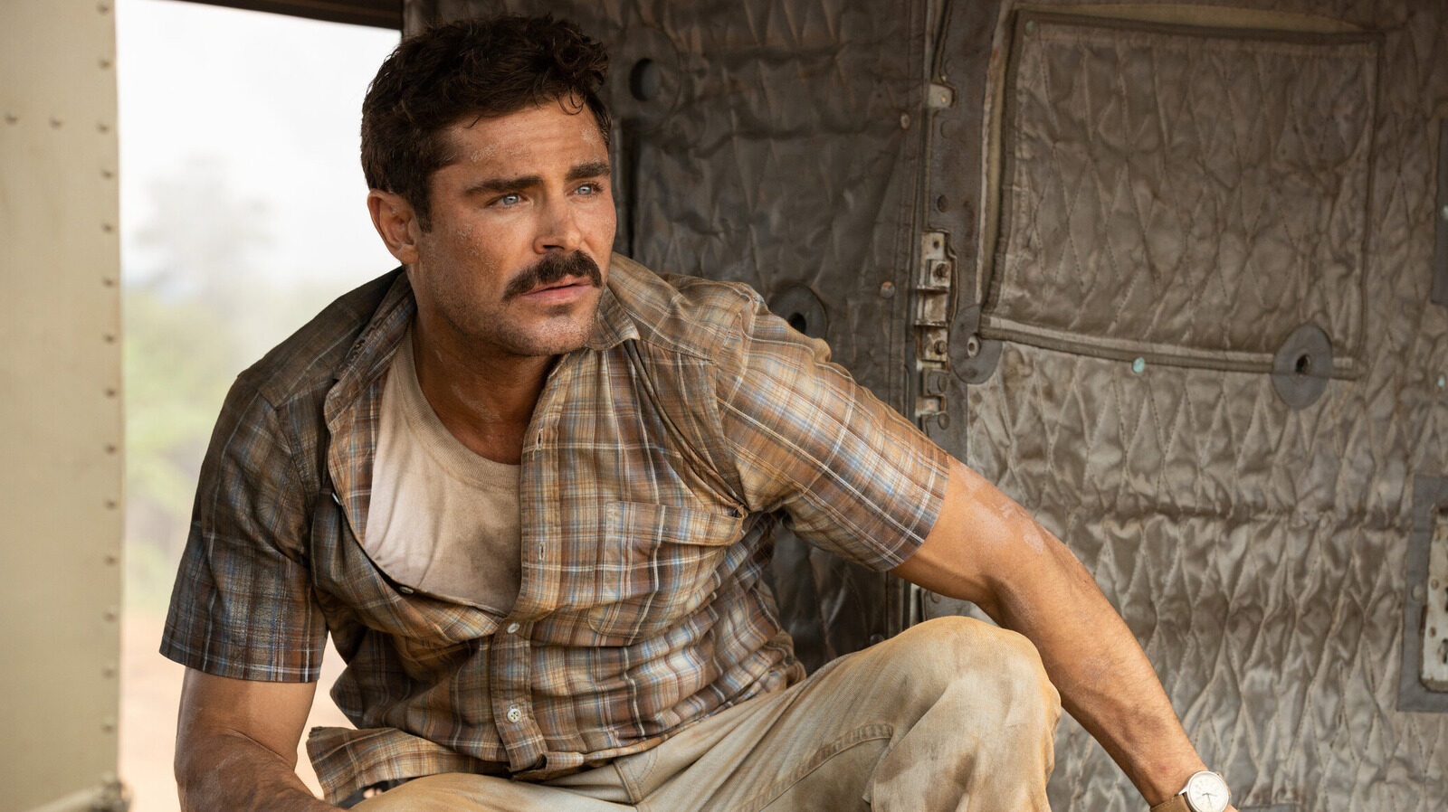 La Comedia Belica De Zac Efron Y Russell Crowe Regresa A Apple Tv