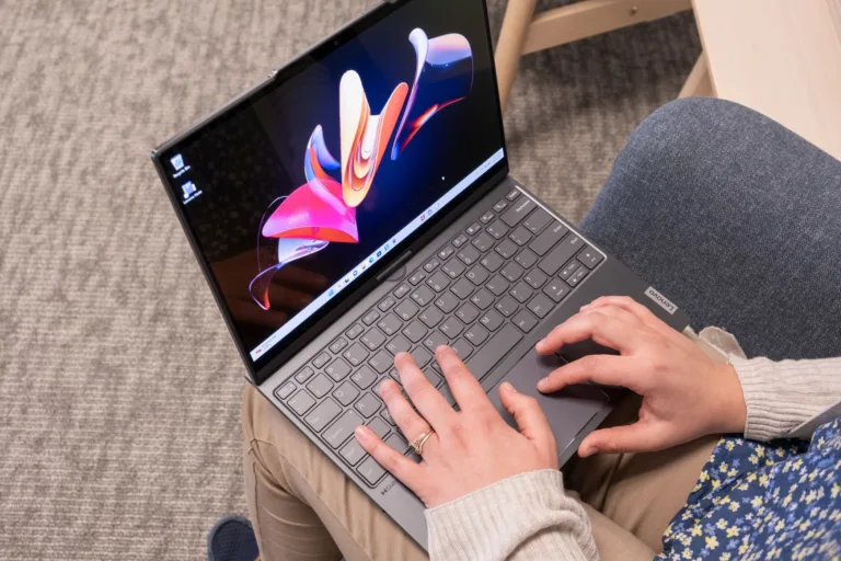 OLED vs IPS laptop: ¿Cuál pantalla elegir para tu laptop?