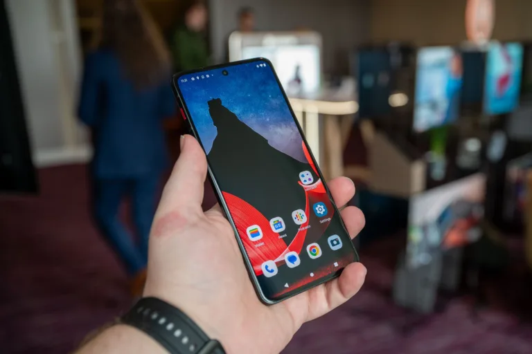 Teléfono vibrando aleatoriamente: ¿Por qué y cómo solucionarlo?